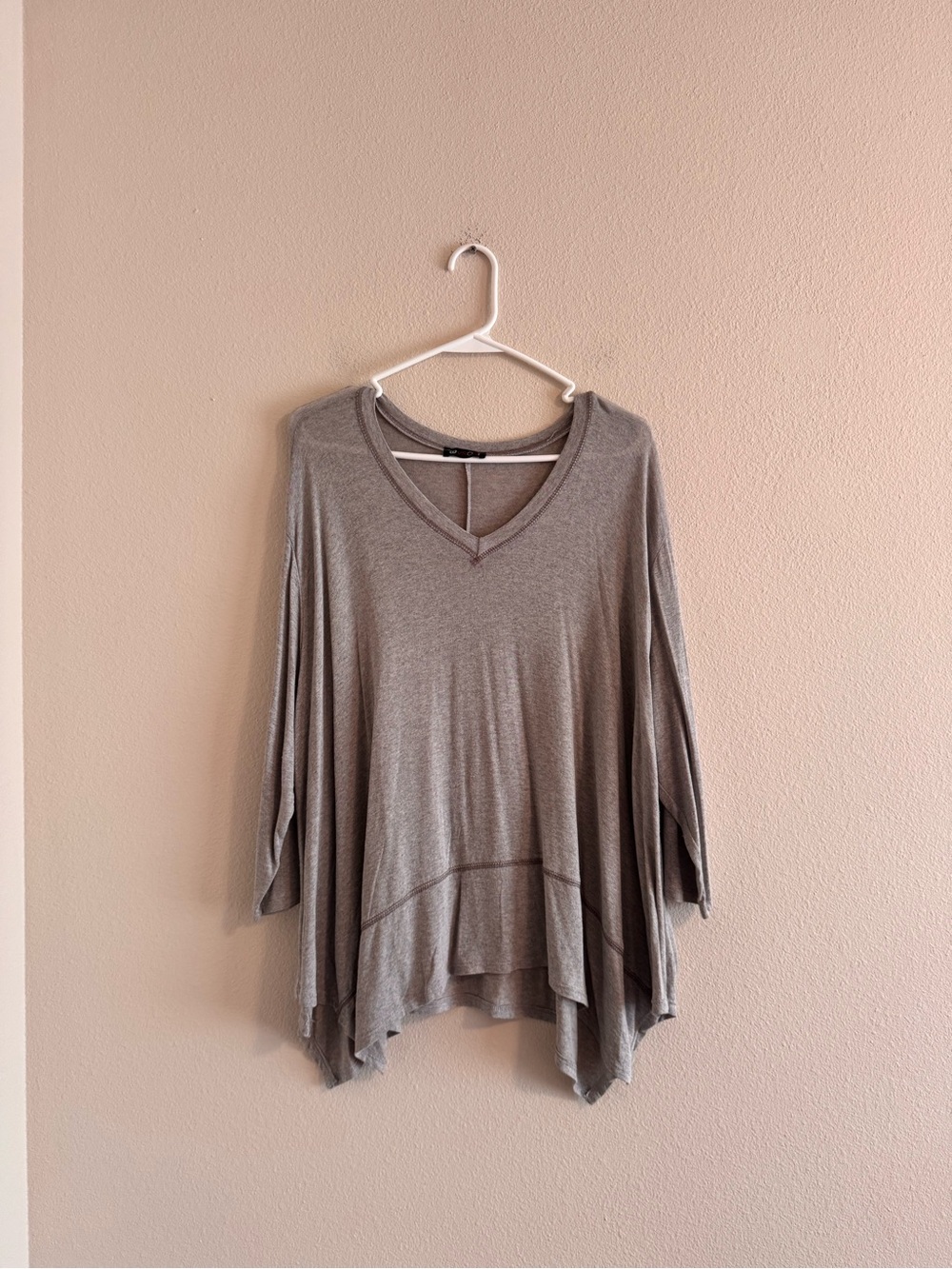 VISION Relaxed V-Neck Tunic Top in Light Gray